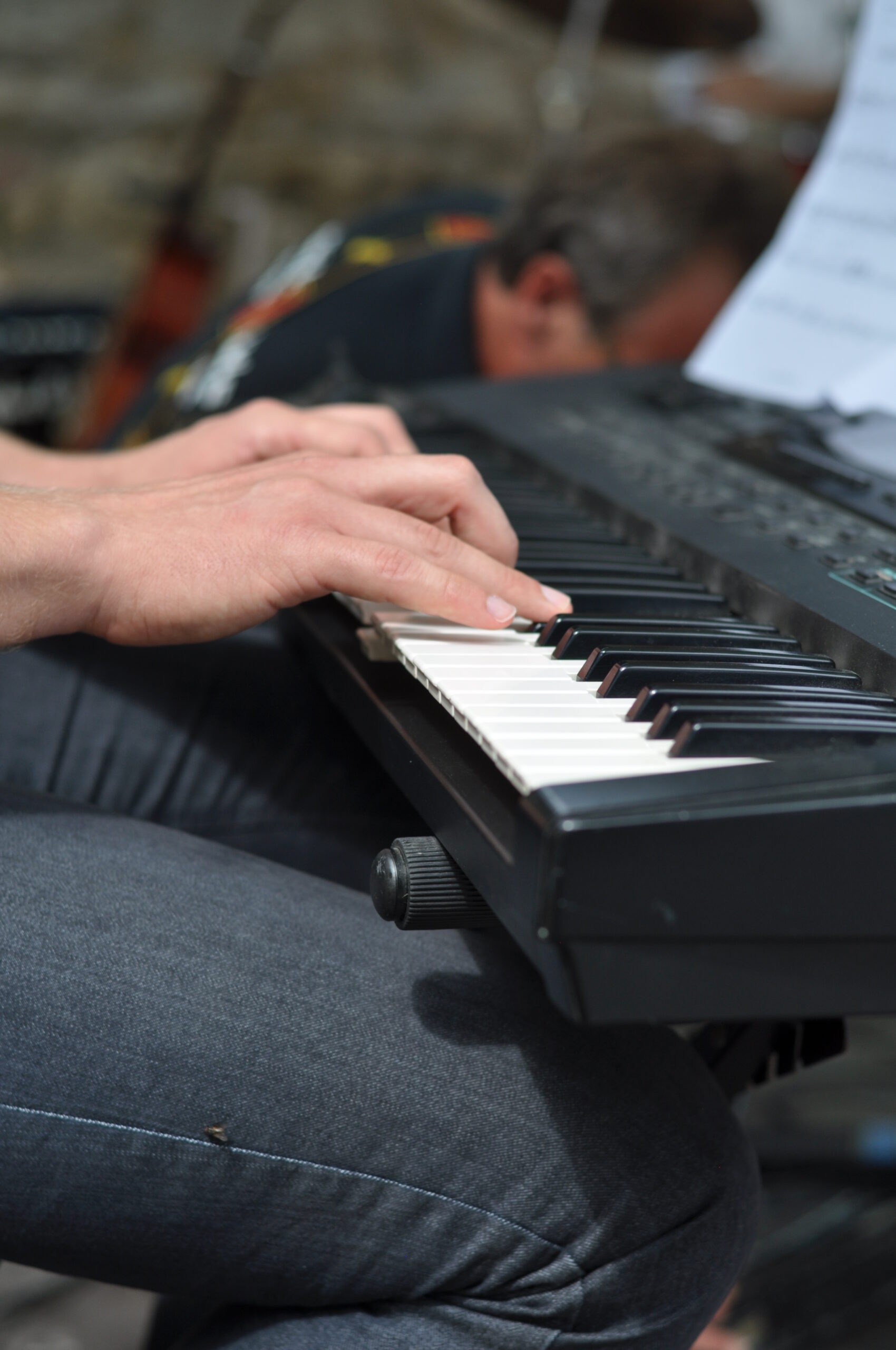 Ein Mann spielt Klavier in der Musikschule Rainer Schulz in Wallhausen bei Crailsheim