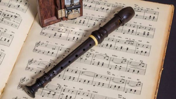 Eine Blöckflöter auf dem Tisch von der Musikschule Rainer Schulz