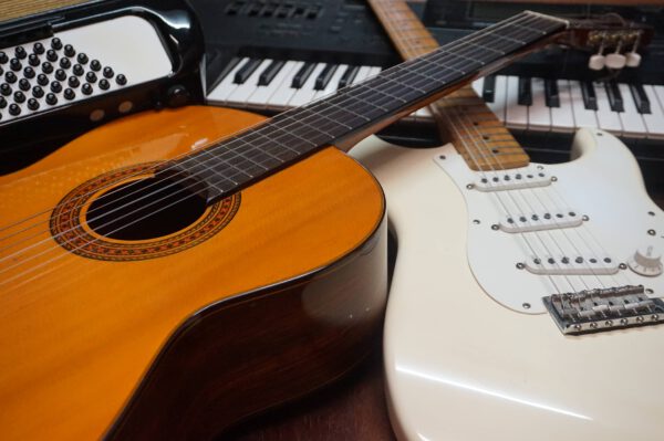 Gitarren liegen bei Rainer Schulz in seiner Musikschule Rainer Schulz in Wallhausen, nähe Crailsheim auf dem Boden