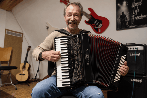 Ein Mann spielt Klavier in der Musikschule Rainer Schulz in Wallhausen bei Crailsheim