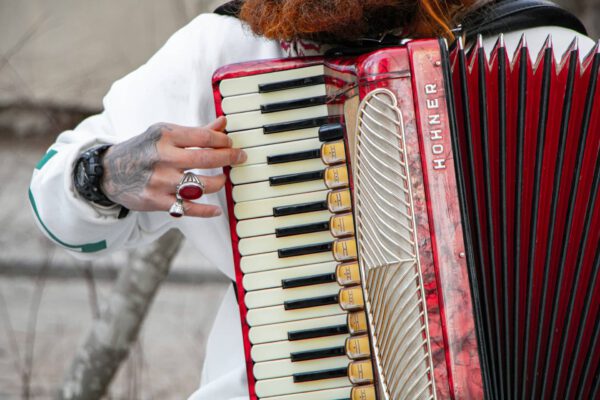 Eine Schülerin von Rainer Schulz seiner Musikschule spielt ein rotes Akkordeon in Wallhausen